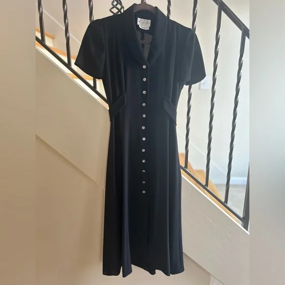 Elegant Black Button-Down Midi Dress - Picture 3 of 10